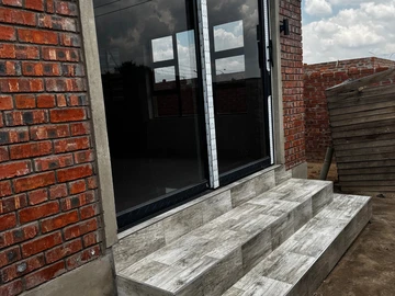 2 Bedroom Flat & Apartment