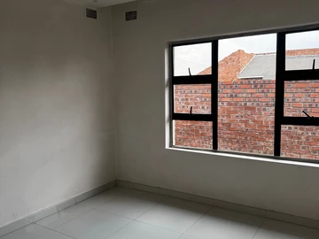 2 Bedroom Flat & Apartment